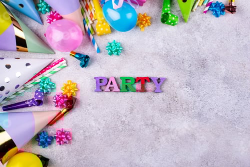 Visualização: Conceito de celebração de festa de aniversário com chapéu de papel