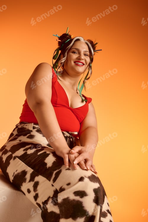 Vista previa: Celebrando la singularidad y el estilo: la vibrante declaración de moda de una mujer joven