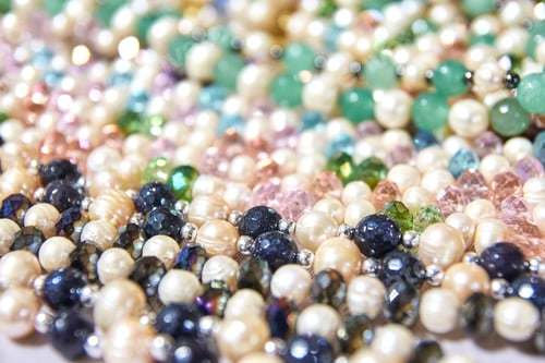 Preview: Colorful display of gemstone and pearl beads in varied shapes and sizes