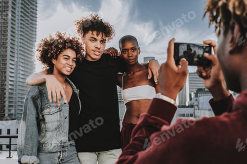Vorschau: Freunde fotografieren auf dem Dach, urbanes Porträt in der Stadt