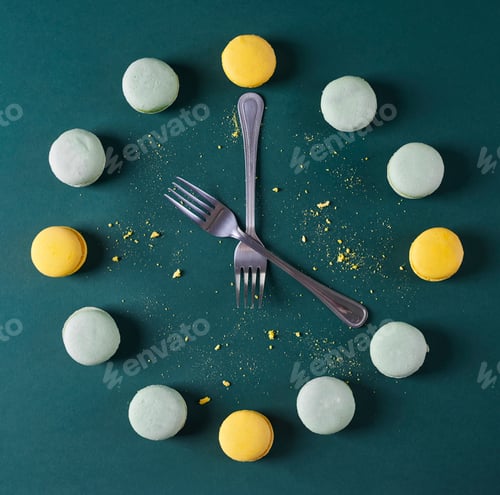 Preview: Modern clock done with forks and macaroons