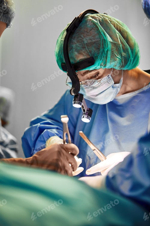 Preview: A surgeon s team in uniform performs an operation on a patient in the clinic of the center.