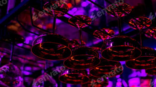 Vista previa: Glasses of cocktails. Glasses hanging above the bar in the restaurant.