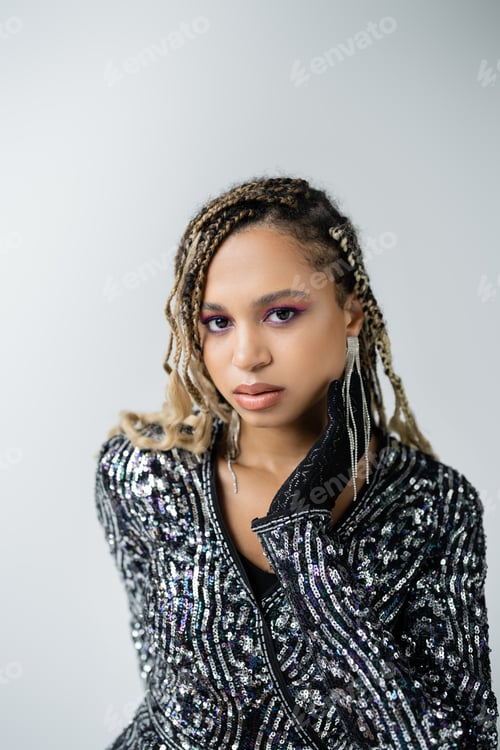 Preview: accessories, jewelry and gloves, african american woman posing on grey background, bold style