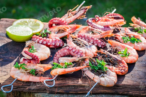 Preview: Tasty grilled skewers of seafood with lemon and parsley