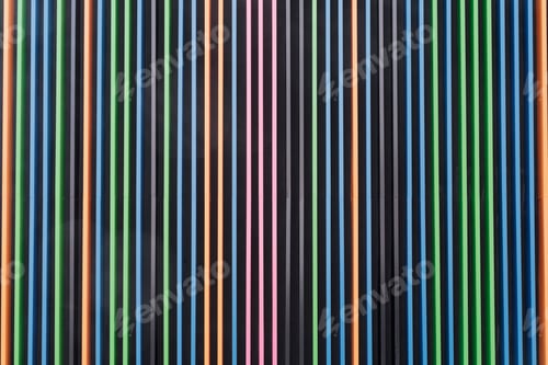 Visualização: Padrão de volume simétrico de listras coloridas verticais em fundo escuro.