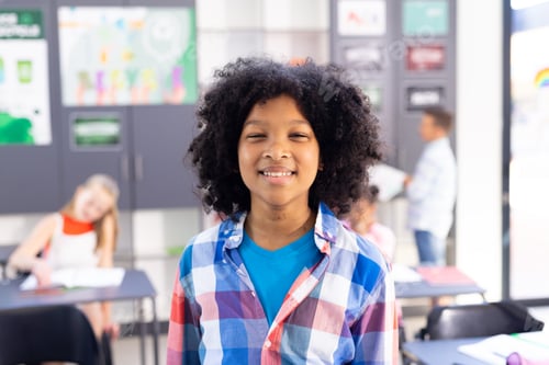 Visualização: Retrato de uma estudante birracial feliz e sorridente em pé no espaço de cópia da sala de aula