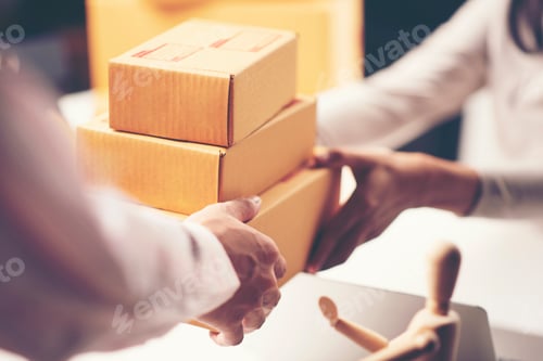 Preview: parcel delivery with good depth of field