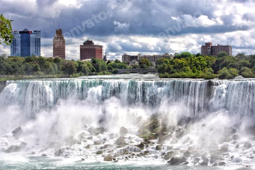 Vorschau: Die amerikanische Seite der Niagarafälle mit malerischen Flussfällen, Parks und Hotels