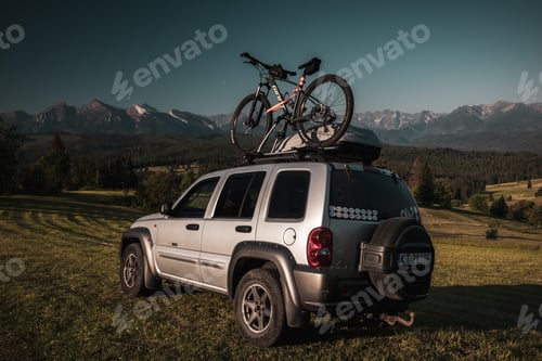 Preview: Off road car with MTB bike on roof, outdoor adventure in mountains