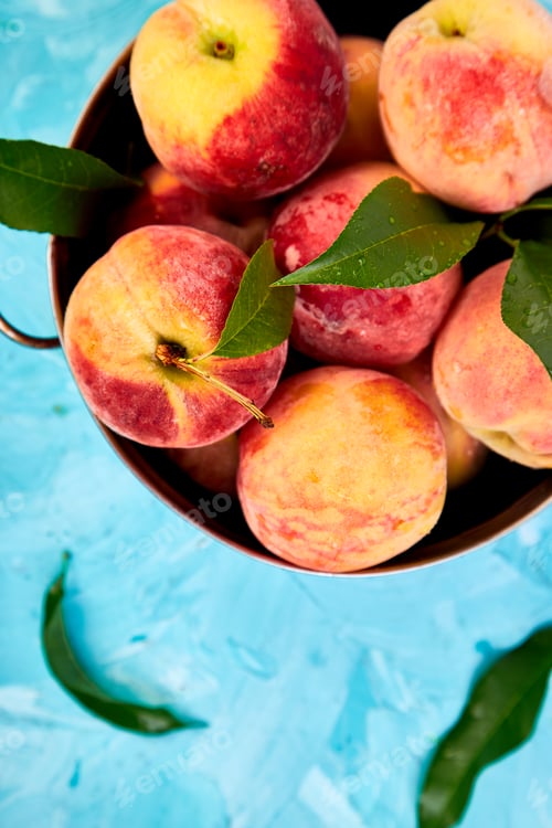 Preview: Ripe peaches in a bowl