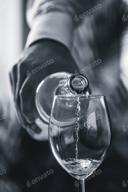 Preview: Pouring white wine from bottle