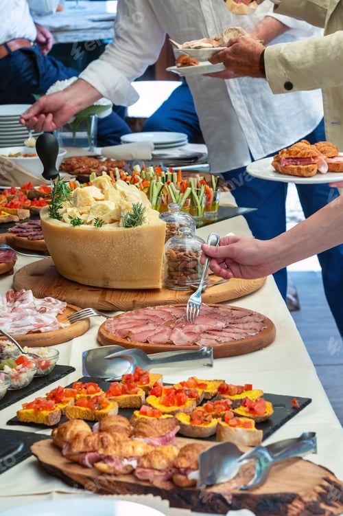 Preview: Guests are helping themselves at a catered event