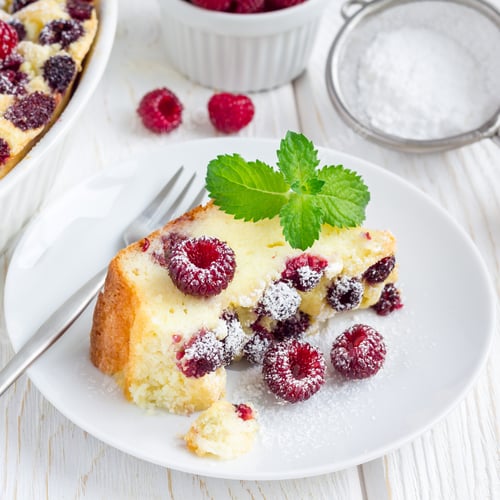 Vista previa: Homemade casserole with cottage cheese, semolina and raspberries, square