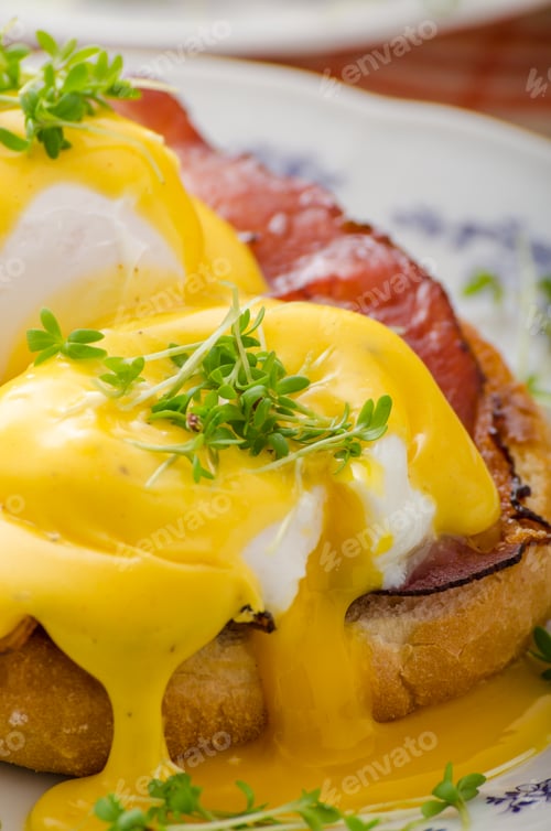 Preview: Eggs benedict, prosciutto with hollandaise