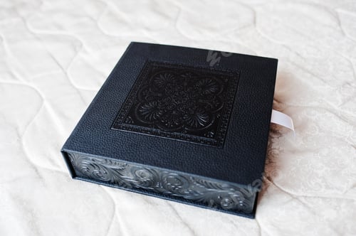 Preview: Gorgeous black leather box with wedding photobook or photo album in it.