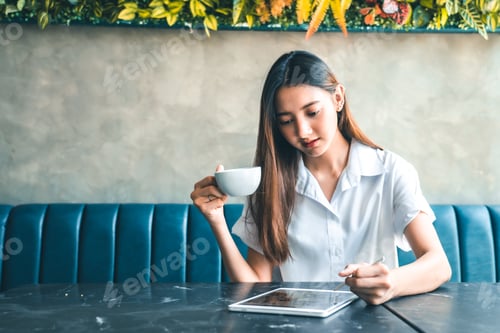 Preview: WOMAN COFFEE MOBILE