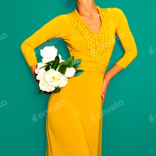 Preview: Lady in a stylish yellow vintage dress. Retro chic