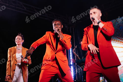Preview: musical group, band, on stage