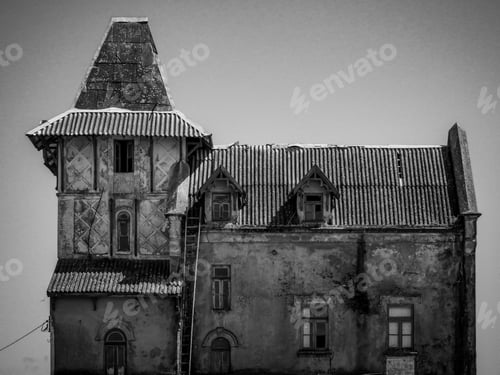 Preview: Old House in front of Sea