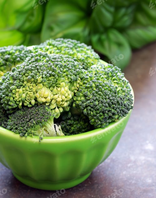 Preview: organic broccoli for healthy eating on the table