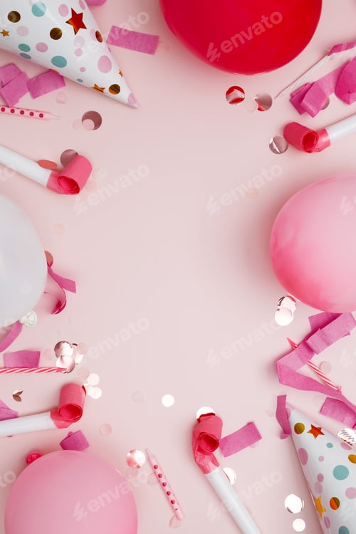 Visualização: Conceito de comemorações festivas de aniversário. Atributos de aniversário: balões coloridos, chapéus de festa,
velas