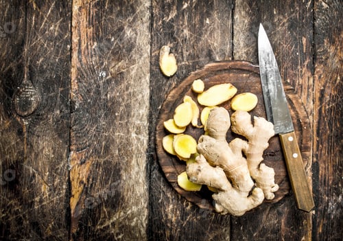 Preview: Sliced fresh ginger on the Board.