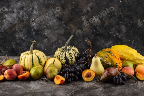 Vista previa: Assortment of autumn fruit. Pear, peach, grapes
