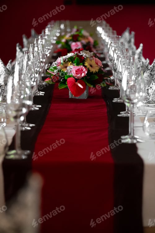 Preview: Dining Table Beautifully Laid