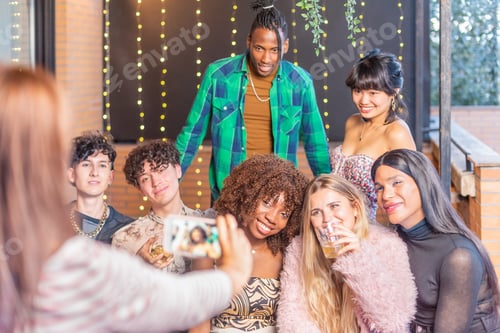 Vorschau: Unerkennbare Person, die mit dem Smartphone ein Foto von Freunden macht