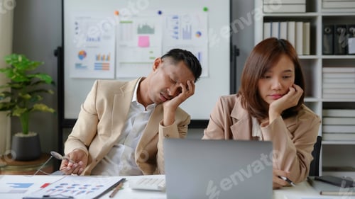 Vista previa: Tired business team feeling bored and sleepy at workplace