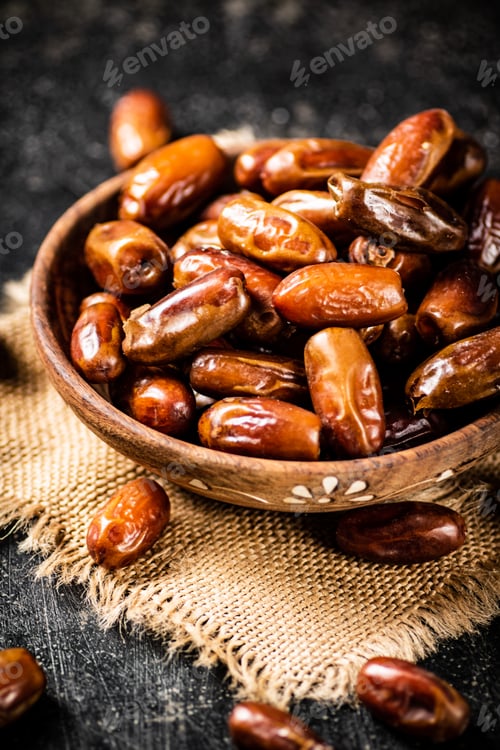 Preview: Full wooden plate with dates on the table.