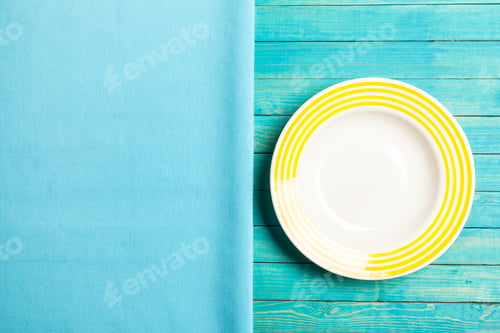 Preview: Empty plate on wooden table