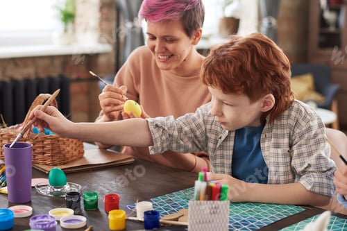 Preview: Family painting eggs