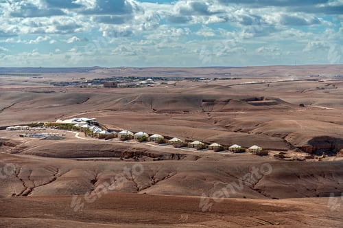 Preview: Vast desert landscape in Agafay with eco-friendly lodges in Morocco's serene environment