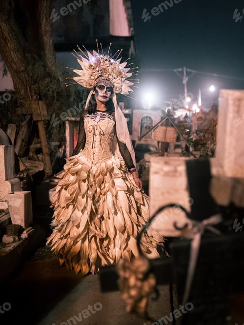 Preview: A skeleton bride is posing in a cemetery during Day of the Dead celebration