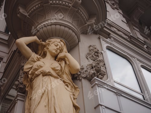 Preview: Artistic Statues in Viennas Urban Landscape