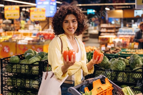 Preview: Healthy eating concept, with pepper. Gorgeous woman is in the grocery store