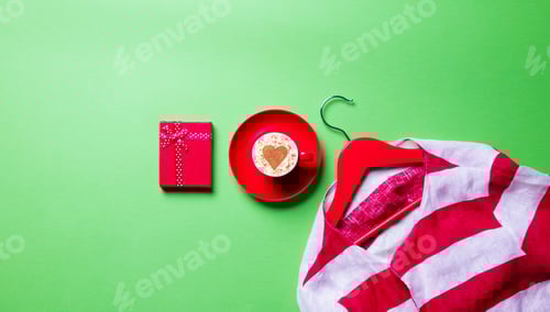 Preview: Gift, Coffee and Outfit in Festive Colors