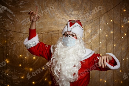 Preview: Santa Claus in glasses and a mask against the virus