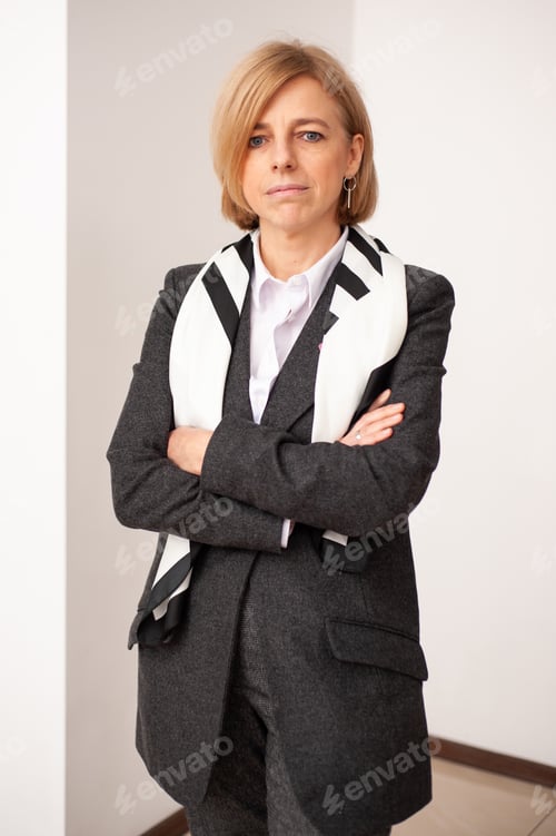 Preview: Businesswoman in formal clothes