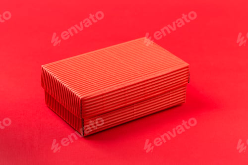 Preview: Red closed corrugated cardboard box on red