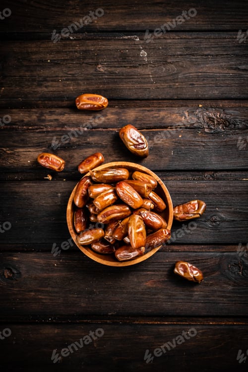 Preview: Ripe dates on a plate.