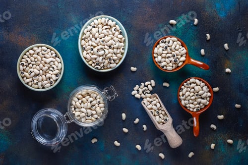 Preview: Organic black-eyed beans.