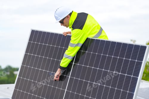 Visualização: Técnico masculino montando módulos solares fotovoltaicos no telhado. Energia Renovável Tecnologia Ecológica Elétrica
