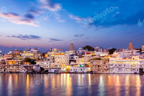Preview: Evening view of illuminated houses on lake Pichola in Udaipur