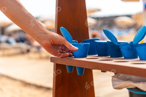 Preview: Taking an ashtray to smoke on the beach in summer and not throw the ash or the cigarette on the sand