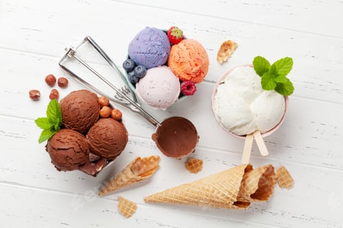 Aperçu: Berry, vanilla and chocolate ice cream scoops