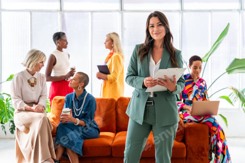 Preview: Group of businesswomen meeting in the office