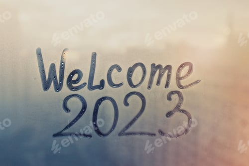 Visualização: letras: Números de boas-vindas (2023) do ano novo: pintura em vidro nebuloso salpicado na janela azul e ao pôr do sol